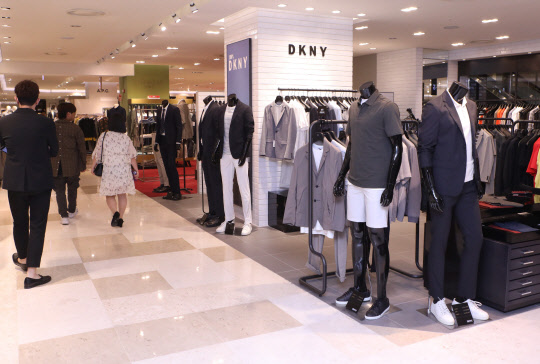 백화점업계가 '럭셔리 캐주얼'을 앞세워 2030 남성들을 백화점으로 끌어들이고 있다. 사진은 롯데백화점 본점 5층 남성 컨템포러리 매장 전경. <롯데쇼핑 제공>